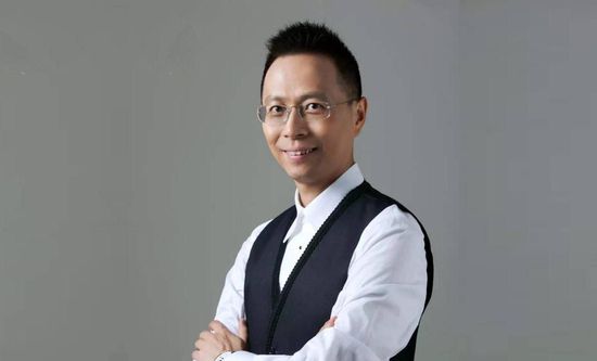 萧老太太气的浑身发抖，路都走不稳了，但也不敢继续留在这里，只能在萧常乾的搀扶下，赶紧离开，生怕被打。
